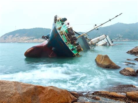 define salvage maritime law